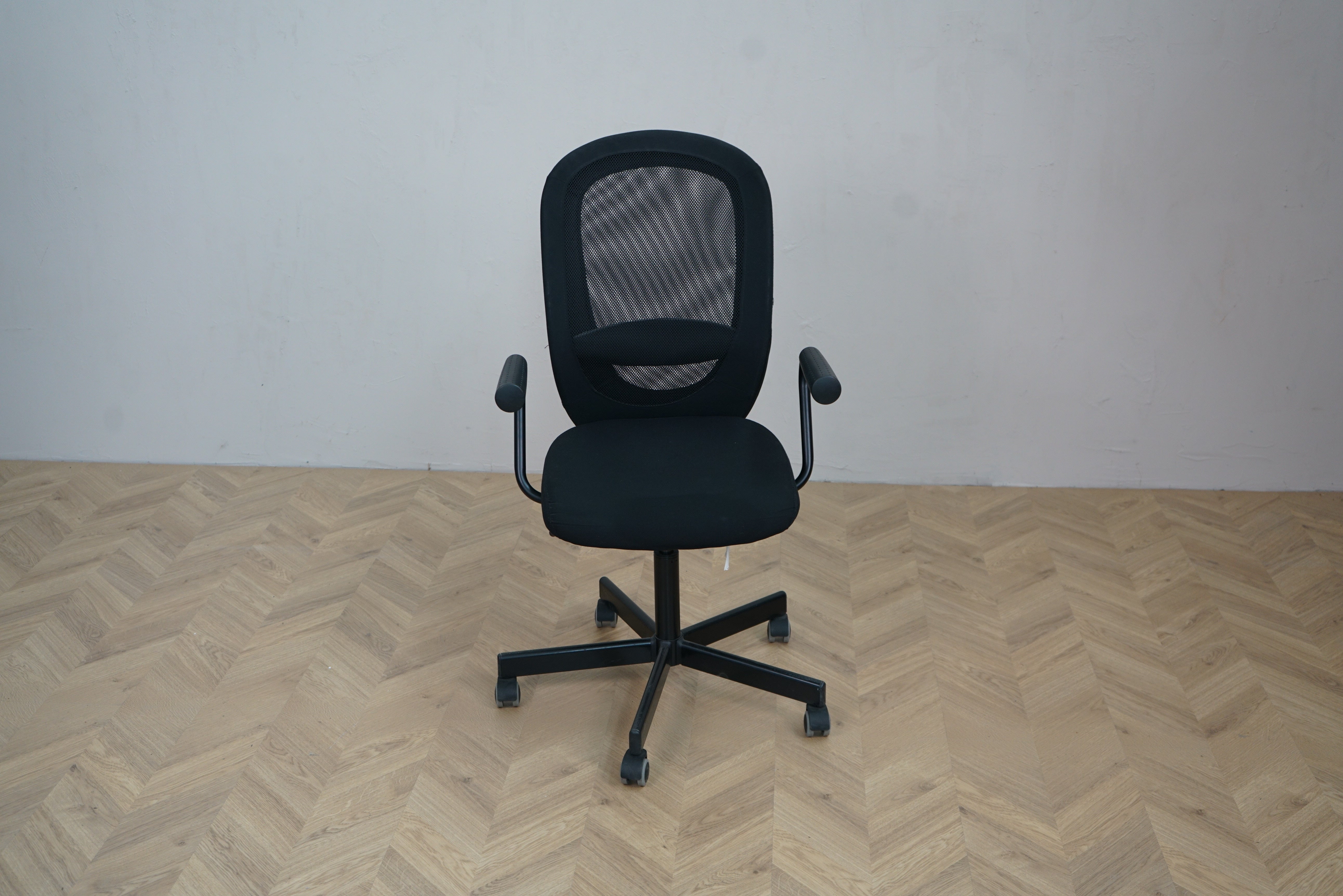 IKEA Flintan kontorstol i sort med mesh ryglæn og armlæn – frontbillede